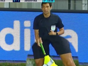 Conmebol suspende assistentes brasileiros por uso de colete no lugar da bandeira em Chile x Argentina