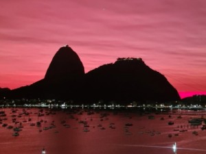 Poluição do vulcão de Tonga ‘viaja’ até o Rio e muda cor do céu