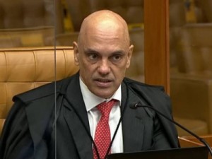 Moraes envia a Aras notícia-crime contra Bolsonaro por ausência em depoimento