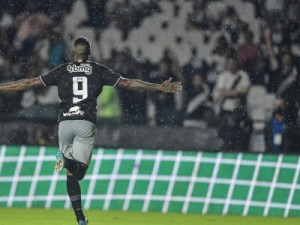 Com gols e carisma, Raniel vira o jogo, ganha a torcida e larga na frente pela função de 9 no Vasco