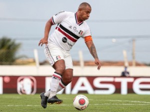 Walter faz dois gols, assume artilharia do Santa Cruz, e admite “preciso melhor a parte física”