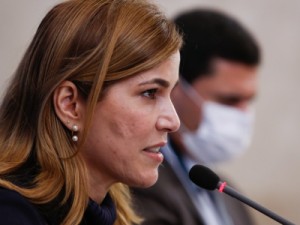 Mayra Pinheiro, a 'Capitã Cloroquina', deixa Ministério da Saúde