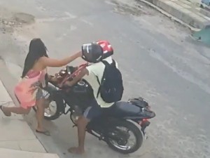 Mulher reage a assalto em Fortaleza e usa capacete para bater em criminoso