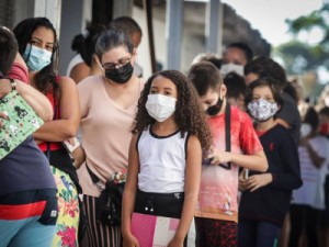 Uma criança morreu a cada três dias por Covid enquanto país debatia vacinação, mostra levantamento do GLOBO