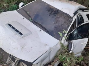 Prefeito de Saboeiro sofre acidente e carro cai numa ribanceira