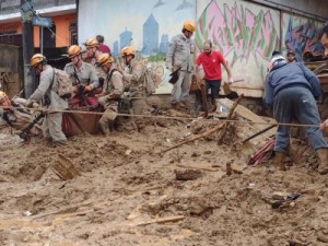 Temporal em Petrópolis deixa pelo menos 35 mortos e 80 casas atingidas