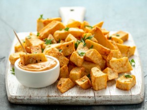 Batatas bravas com molho, inspiração espanhola