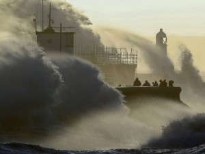 Com ventos de até 200 km/h, tempestade Eunice deixa ao menos nove mortos no Noroeste da Europa