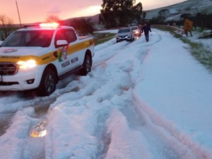 Geada e granizo deixam paisagem coberta de gelo durante verão em SC