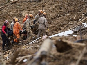 Corpo de grávida é encontrado com a mão sobre a barriga entre escombros em Petrópolis