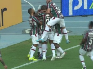 Fluminense domina o Vasco, vence no Nilton Santos e assegura a liderança