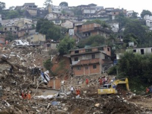 Tragédia em Petrópolis: crianças e jovens sofrem com a perda de pais e avós no temporal