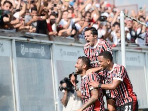 Calleri marca um golaço de bicicleta, São Paulo bate o Água Santa e vira líder