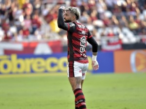 Gabigol perde chance, recebe vaias, gesticula e é xingado no empate