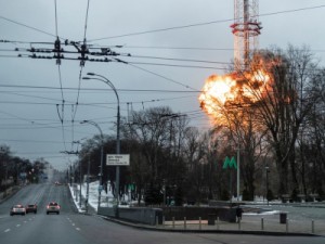 Ataque russo contra torre de televisão de Kiev deixa cinco mortos; VÍDEO