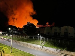 Incêndio destrói fábrica de alumínio do Grupo Roque no Crato