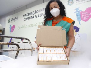 Mais de 320 mil doses chegam ao Ceará para vacinação de crianças e adultos