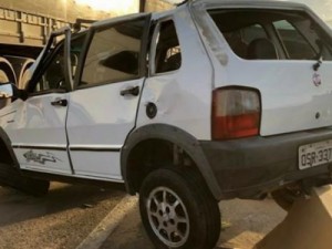 Motorista é arremessado do carro ao colidir com mureta em Barbalha