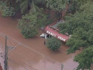Chuva forte provoca alagamentos e deixa carros submersos na Zona Leste de SP nesta segunda-feira