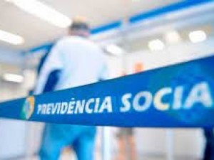 Governo decide antecipar 13º de aposentados da Previdência e liberar saque de R$ 1 mil do FGTS