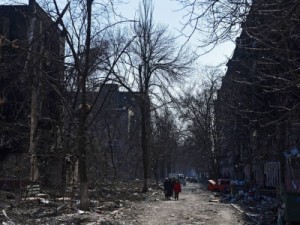 Forças russas bombardeiam escola de arte que abrigava 400 civis em Mariupol