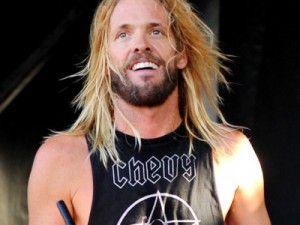 Morre aos 50 anos Taylor Hawkins, baterista do Foo Fighters