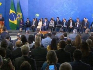 Dez ministros e seis governadores deixam os postos para concorrer nas eleições deste ano