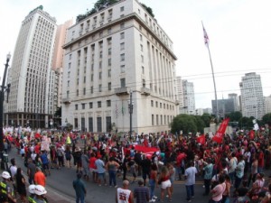 Manifestantes protestam no Centro de SP contra o governo Bolsonaro, a fome e o aumento de preços