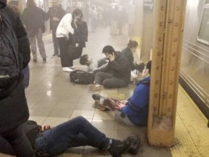 Ataque a tiros em metrô deixa ao menos 16 feridos em Nova York; 5 estão em estado crítico