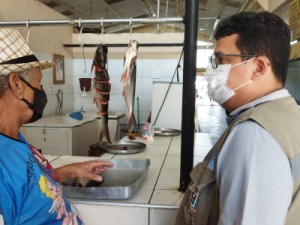 Vigilância Sanitária fiscaliza mercado e vendas de alimentos em Barbalha