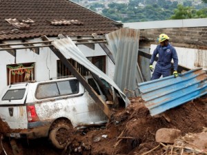 África do Sul busca sobreviventes após enchentes matarem mais de 400