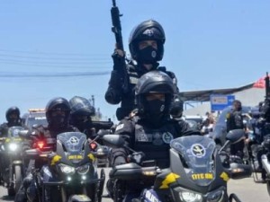 Equipes do Raio realizam apreensão de arma e drogas na cidade de Quixadá.