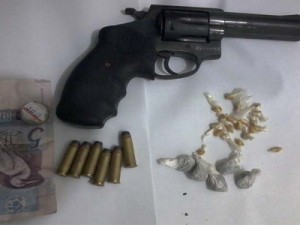 Polícia prende 4 elementos e apreende prensa erva, arma e municição em Juazeiro