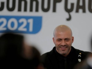 Bolsonaro edita decreto perdoando crimes de Daniel Silveira