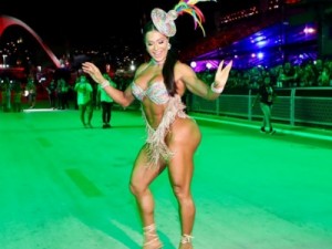 Gracyanne Barbosa aposta em look cavadíssimo e com franjas para folia