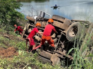 Auxiliar preso em ferragens é resgatado após caminhão tombar em açude de Sobral, no Ceará