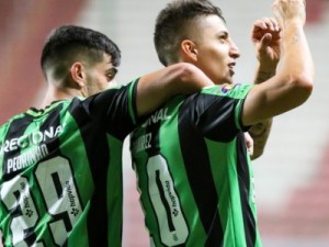 No dia do aniversário, América-MG vence o Athletico e entra no G-6