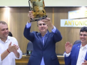 Camilo recebe honrarias em Itapipoca e Trairi e confirma que é "pré-candidato ao Senado"