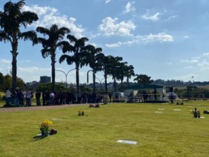 Corpo do cantor Aleksandro é sepultado em Londrina