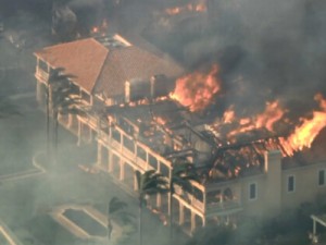 Incêndio na Califórnia destrói ao menos 20 mansões