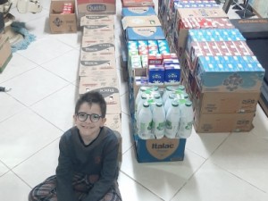 Menino troca presentes de aniversário por doações de leite para crianças com câncer: 'É como podemos contribuir'
