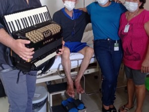 Idoso internado em hospital recebe visita do cantor Fábio Carneirinho em Juazeiro do Norte