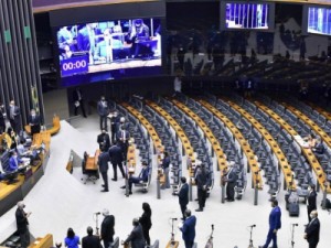 Câmara aprova teto do ICMS para combustíveis e energia, que deve baixar preços no ano eleitoral