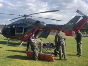 Homem de 60 anos colide com animal e precisa de transporte de helicóptero para hospital