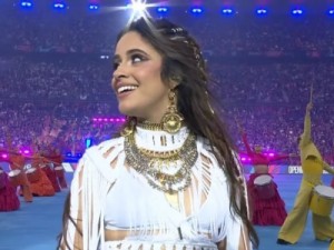 Show de Camila Cabello na Champions League arranca elogios da web: 'Ela sabe que venceu'