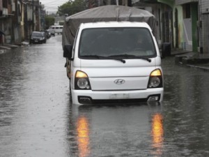 Após madrugada de chuvas, Fortaleza tem ruas alagadas e semáforos desligados