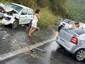 Colisão deixa mulher morta e neto de seis anos gravemente ferido, em Barro