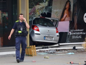 Veículo atropela multidão em Berlim e deixa cerca de 30 feridos e um morto