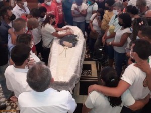 Funcionários do Balneário do Caldas emocionados se despedem do amigo diretor, Bosco Sá