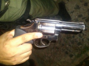 Polícia prende homem com simulacro de revólver em Barbalha